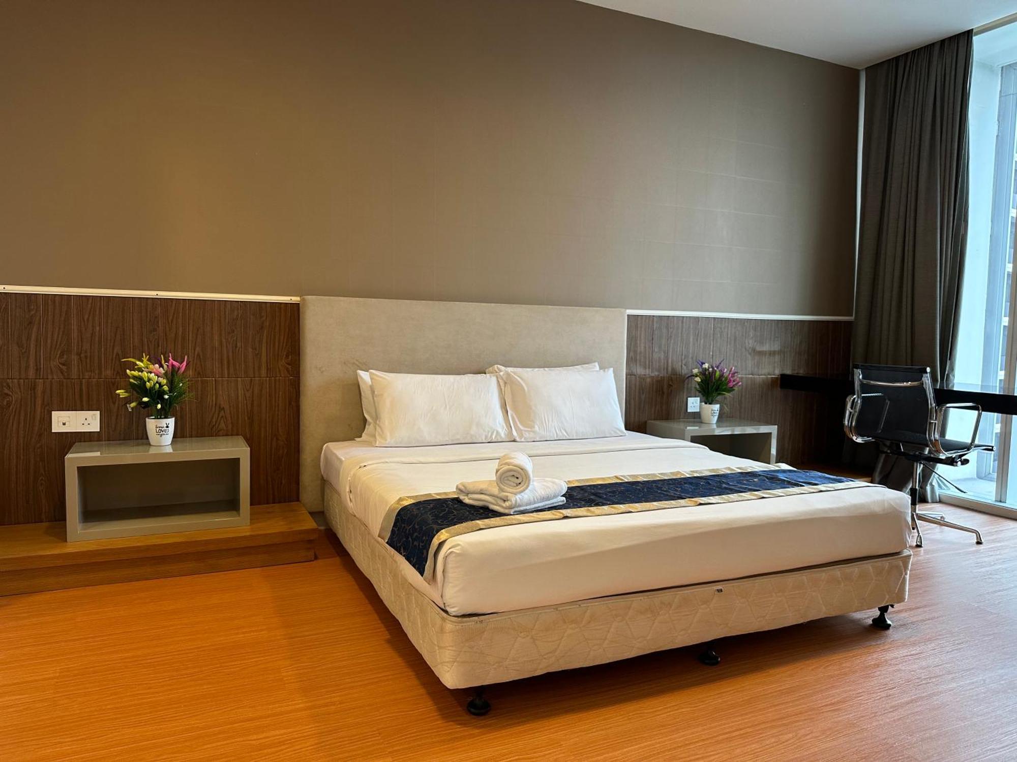 The Platinum By Cozy White Apartment